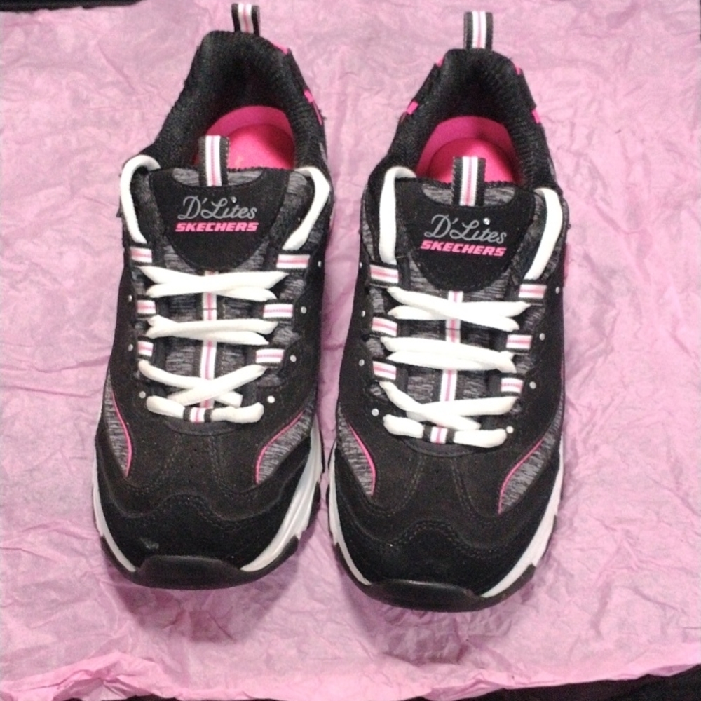 Women's Size 8 Wide Fit Sketchers D'Lites